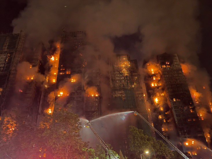 香港大埔突发大火致 14 死多人受伤,已有 7 栋楼起火,起火原因可能是什么?为什么火势这么严重?-橘子资源网